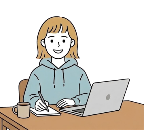 パーカーを着た女性がデスクでPC作業をしている様子