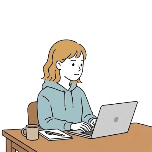 パーカーを着た女性がデスクでPC作業をしている様子