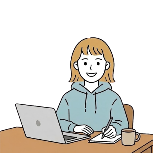 パーカーを着た女性がデスクでPC作業をしている様子